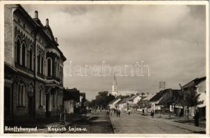 Bánffyhunyad, Huedin; Kossuth Lajos utca, Gurzo Imre épület és bútor asztalos üzlete, Vladeasa Bank rt. / street, shops