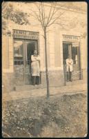 cca 1920-1930 Makó, Bajusz János férfi és női cipész, ill. Tápai Pál borbély és fodrász üzletnek bejárata, fotólap, hátoldalán pecséttel (Varga István kőműves mester, Makó), törésnyomokkal, 14x9 cm