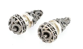 Ezüst(Ag) áttört filigrán díszítésű fülbevalópár, jelzett, h: 2,5 cm, d: 1,3 cm, nettó: 10,6 g