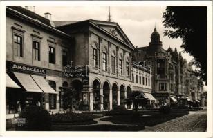 Debrecen, Ferenc József út, Városháza, Drogueria, Dohány és bélyeg áruda, Vígszínház mozgó, Tóth Gyula, Kontsek Kornél, Ifj. Zelinger üzlete