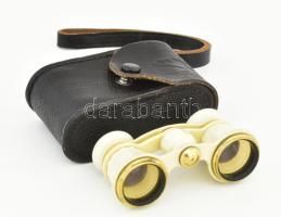 Színházi távcső, jelzéssel, kopással, bőr tokjában, h: 9 cm