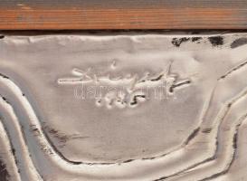 Drégely László (1932 - 1990): Nő, galamb. Olaj, aluminium, farost. Jelzett. 35x26 cm. Proveniencia: ...