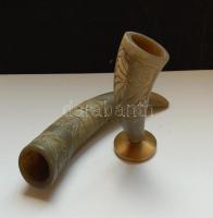 2db kézi faragású szaruszarv egyik réz talppal (17 és 22 cm magasak)