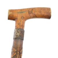 Kígyómintás faragott sétabot, kopással, h: 88 cm