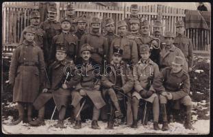 1916 K.u.k. Infanterieregiment V. század vezérkara, postázott fotólap, felültén törésnyomok, 9×14 cm