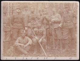 1917 Romániában a 640. tábori postához tartozó katonák csoportképe, számozással beazonosítható a fotó hátoldalán nevek és rangok szerint, 8,5×11,5 cm