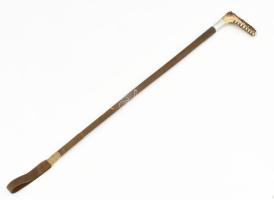 Lovagló pálca ezüst (Ag) szerelékkel. bőr csuklópánttal. A szarvasagancs botvég derékszögben, ezüst körlemezzel csatlakozik a bothoz. 66 cm