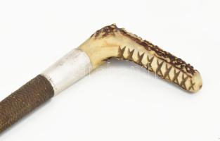 Lovagló pálca ezüst (Ag) szerelékkel. bőr csuklópánttal. A szarvasagancs botvég derékszögben, ezüst ...