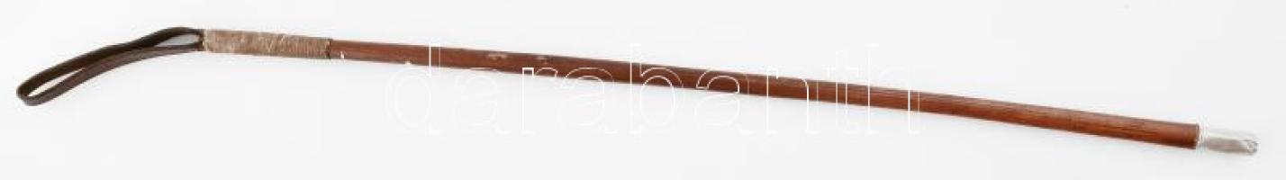 Lovagló pálca ezüst (Ag) szerelékkel.Fa, bőr csuklópánttal. Botvég négyszögletes ezüst védő lemezének alsó része kopott. 59 cm