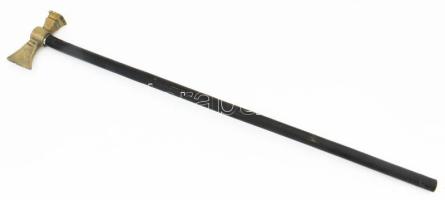 Fokos, fanyeles ütő-vágó fejű sárgaréz fokos.XIX. sz. Tompa ütőfej szélesség 4 x 4 cm, vágóél hossz 7 cm. A fokos felülete kis karcolt vonalkákkal díszített. A fejrészre JIL nagybetűs monogramot véstek. 84 cm