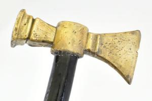 Fokos, fanyeles ütő-vágó fejű sárgaréz fokos.XIX. sz. Tompa ütőfej szélesség 4 x 4 cm, vágóél hossz ...