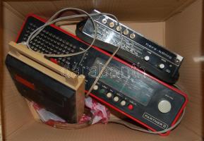 Rádiótétel, benne: Tesla Partner, Herz Kőnig és BRG kazettás magnók valamint 2db fülhalgató illetve kezelőgombok