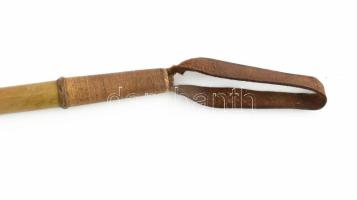 Batthyány család grófi címerét viselő lovagló pálca.Fa,, bőr Ezüst, nyolc oldalú botvég borító 7 cm ...