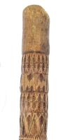 Fából faragott sétabot.gazdag díszítéssel, felső átmérő 2,5 cm, alsó vége felé enyhén keskenyedő, te...