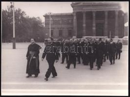 cca 1940 Bp., Bálint József (1901-1988) szentszéki tanácsos, az Erdélyi Római Katolikus Népszövetség igazgatója, a második bécsi döntés után az Erdélyi Párt országgyűlési képviselője a Hősök terén, az ismeretlen katona sírjának megkoszorúzásánál, az Erdélyi Párt más képviselőivel. 3 db nagyméretű fotó, jó állapotban, az egyik a hátoldalon feliratozva, 23x17 cm