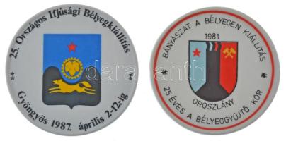 1981. "Bányászat a bélyegen kiállítás, Oroszlány - 25 éves a Bélyeggyűjtő Kör" jelzett hollóházi porcelán emlékplakett (87mm) + "1987. "25. Országos Ifjúsági Bélyegkiállítás, Gyöngyös" jelzett hollóházi porcelán emlékplakett (89mm) T:XF