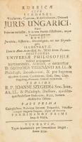 Szegedy János) Szegedi Johannes: Rubricae sive synopses titulorum, capitum, & articulorum, universi juris ungarici, nunc primum collectae,1-3 rész. (egybekötve.) (Nagyszombat) Tyrnaviae, 1734. Typis academicis per Leop. Berger. 4 sztl. lev. 171 l. , 279 l. , 320 l. A végén Index, 8 sztl. lev. Korabeli aranyozott, bordázott gerincű egészbőr-kötésben sérülésekkel. A neves jogtudós magyar törvénycikkek címfeliratait római jogi minta alapján rendszerező és magyarázó műve.