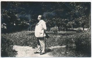 cca 1930-1940 Móricz Zsigmond (1879-1942) Leányfalun, fotó, a hátoldalon feliratozva, 8,5x5 cm