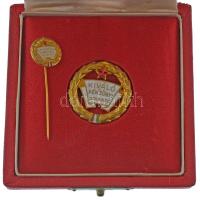 ~1960-1970. "Kiváló Pénzügyi Dolgozó" aranyozott, zománcozott fém jelvény miniatűrrel, eredeti tokban (25mm) T:XF