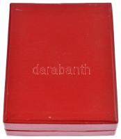 ~1970. "Az Ipari Szövetkezet Kiváló Dolgozója" aranyozott, műgyantás fém kitüntető jelvény...