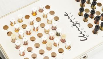 2 doboz parfüm minta, közte értékes márkák, hiányos + kutya alakú parfümös üveg, m: 14 cm