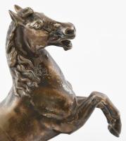 Ismeretlen szobrász: Ágaskodó ló, ezüstözött fém, márvány talapzaton, kopással, 24x13x27 cm