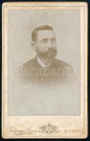 1893 Bajuszos férfi portréja, keményhátú fotó Perlgrund Lajos egri műterméből, 11×8 cm