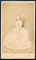 1867 Úrihölgy portréja, keményhátú fotó Geil József miskolci műterméből, 10,5×6,5 cm