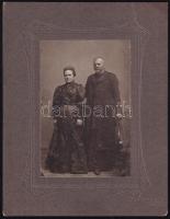 1885 Házaspár, keményhátú fotó Kováts Elek nagybányai fényképész műterméből, 15×9,5 cm