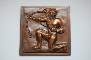 1973 Rácz jelzéssel ellátott nyilast ábrázoló falidísz sárgaréz dombornyomással (11 x 11cm)