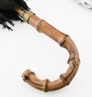 Egy régi esernyő, kissé sérült vászonnal, fa fogóval, működő szerkezettel, 90 cm hozzá egy modern Co...