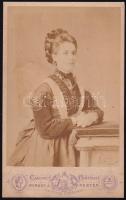 cca 1870 Női portré, keményhátú fotó Borsos pesti műterméből, hátoldalon feliratozva, 17×10,5 cm