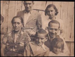 cca 1928 Cigány család portréja, fotó, felületén törésnyomok, a fotó hátoldalára egy zenekar fotója ráragasztva, 16,5×22 cm