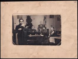 cca 1928 Cigány család portréja, fotó, felületén törésnyomok, a fotó hátoldalára egy zenekar fotója ...
