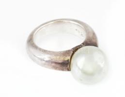 Ezüst(Ag) gyűrű gyönggyel, jelzett, méret: 50, bruttó: 11,7 g