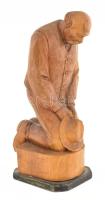 Csorvássy István (1912-1986): Imádkozó székely. Faragott fa, jelzett, kis kopással, m: 23,5 cm