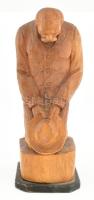 Csorvássy István (1912-1986): Imádkozó székely. Faragott fa, jelzett, kis kopással, m: 23,5 cm