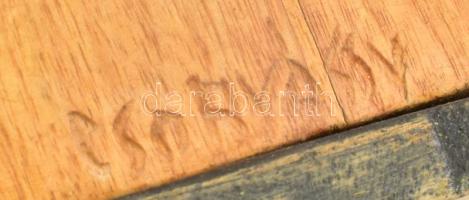 Csorvássy István (1912-1986): Imádkozó székely. Faragott fa, jelzett, kis kopással, m: 23,5 cm