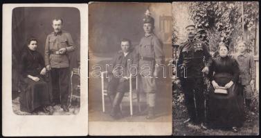 Katonák családtagjaikkal, 3 db fotó, 13×9 cm