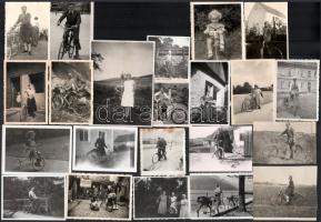 Kerékpárokat ábrázoló fotók, 22 db, 6×6 és 11,5×8,5 cm közötti méretekben