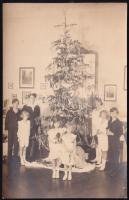 1928 Karácsonyfa körül álló gyerekek, fotólap, a hátoldalon pecséttel jelzett (Schumann fölvétele), 13,5x8,5 cm