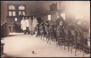 cca 1930 Telefonközpont dolgozókkal, fotólap, 14x9 cm