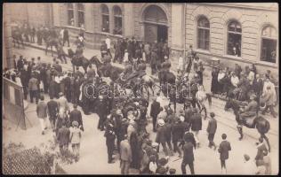 cca 1930-1940 Budapesti utcán vonuló lovas katonák (élükön Horthy Miklós?), fotólap, 14x8,5 cm