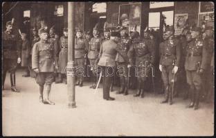 cca 1930-1940 Magas rangú, kitüntetésekkel dekorált katonatisztek darutollas bocskai sapkában, fotólap, kis saroktöréssel, 14x8,5 cm