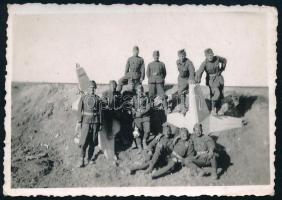 1941 Katonák terepen, hátoldalon feliratozott fotó, 6×8,5 cm