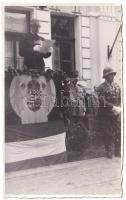 1940 Nagyvárad, Oradea; bevonulás, Soós István polgármestere beszédet mond magyar címeres pódiumon. Boros Péter úri és női cipész / entry of the Hungarian troops, speech of the mayor. photo