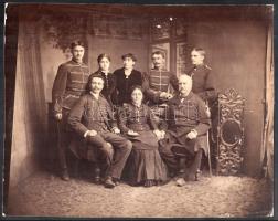 cca 1910 Katonák családi körben, fotó, felületi sérülésekkel, 28×35 cm