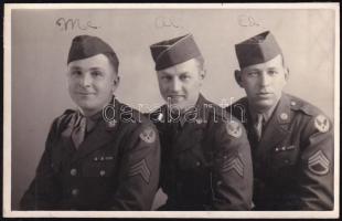 Cca 1947-1947 Fénykép 3 Magyar származású Amerikai Hadi légierő tagjáról, hátoldalán az egyik katona, Tóth Dezső, édesapjától származó leírással.