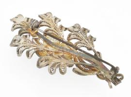 Ezüst (Ag) áttört bross, virágforma díszítményekkel, h: 6 cm, bruttó: 10,28 g