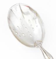 Ezüst (Ag) porcukorszóró kanál, jelzéssel, h: 16,5 cm, nettó: 36 g